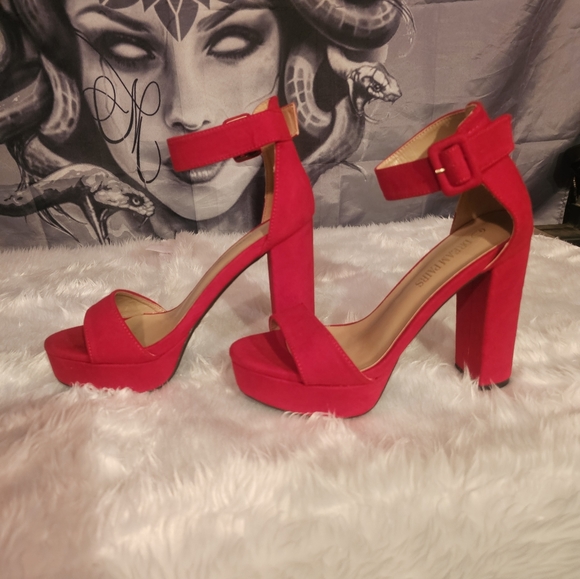 Perfect Red Heels For Holiday Season!! Size 7 - Picture 3 of 4